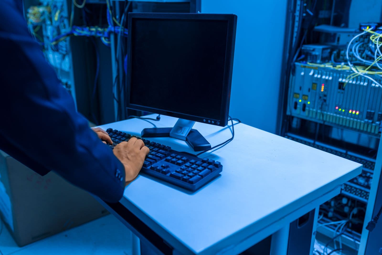 Annual maintenance service: technicians maintaining enterprise infrastructure systems