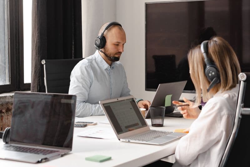 Agent Headsets: Full-shift comfort, noise reduction, and platform compatibility — verified across the audio chain from caller to recording